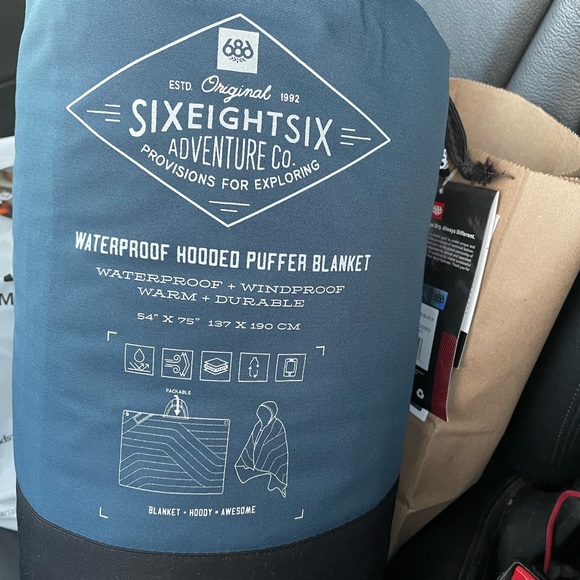 New 686 Waterproof Hooded Puffer Blanket - Picture 3 of 8